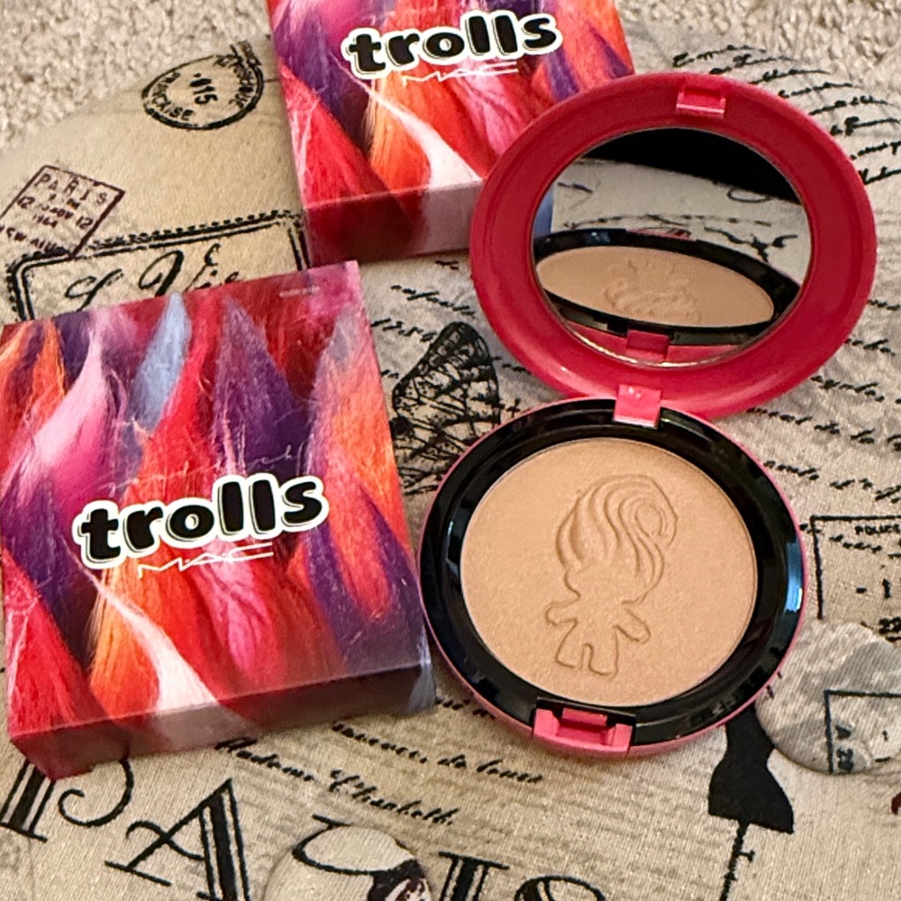 MAC Cosmetics Trolls Highlighter - Cream